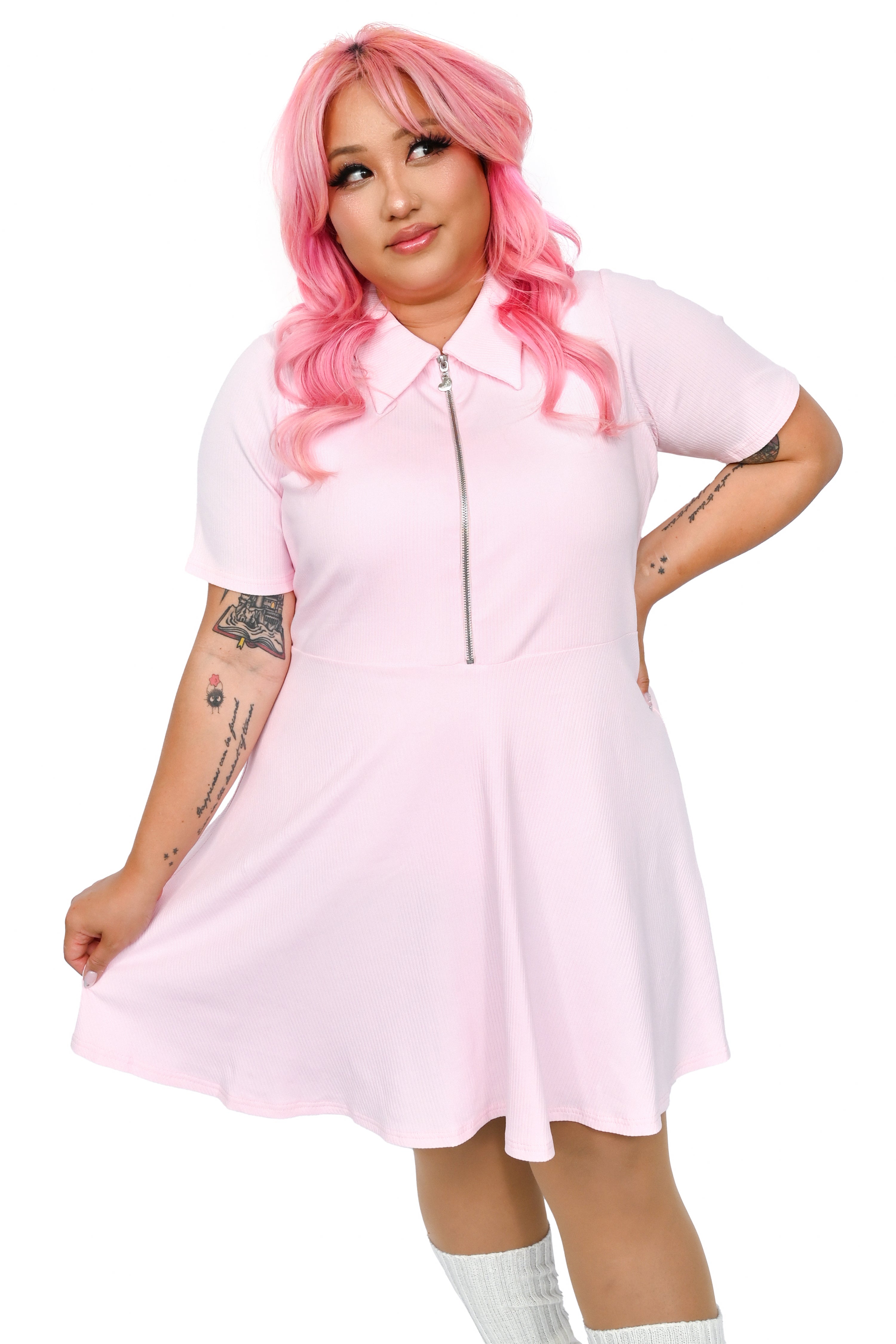 perfect pink skater dress Made out of a soft stretch rib. Pointed collar. Front zip closure